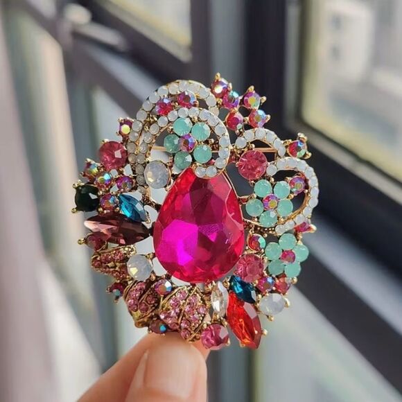 🩷 NEW Elegant Multicolor Sparkling Crystal Brooch 🩷 - Picture 6 of 7